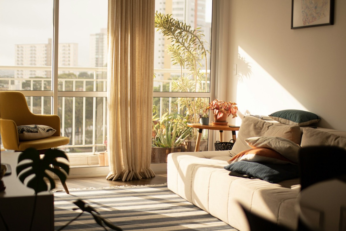 Séjour d’appartement baigné de lumière