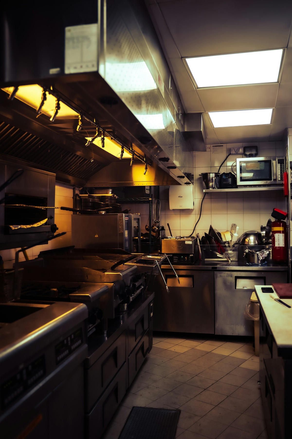 Cuisine professionnelle équipée d’appareils en inox