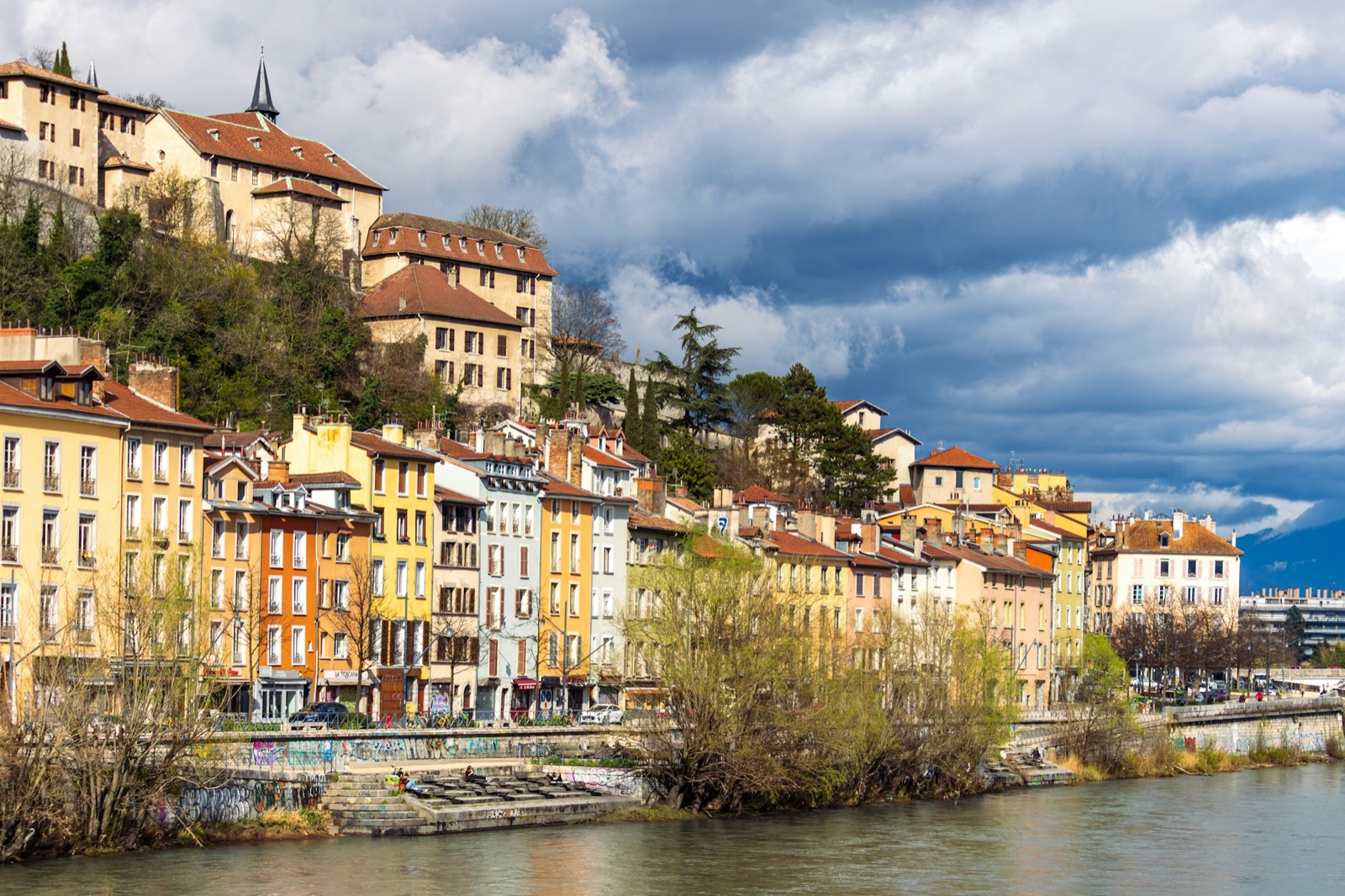 Les façades colorées des quais de l’Isère à Grenoble, sous la Bastille