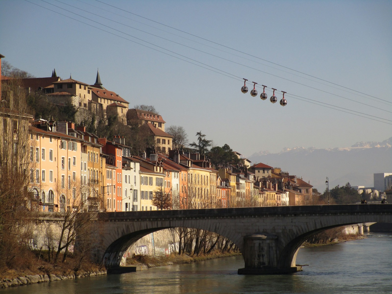 Les téléphériques de la Bastille au-dessus de l’Isère et des quais, à Grenoble