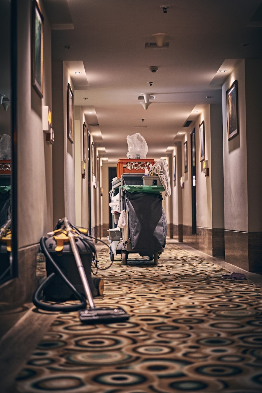 Chariot de ménage et aspirateur dans un couloir d’hôtel