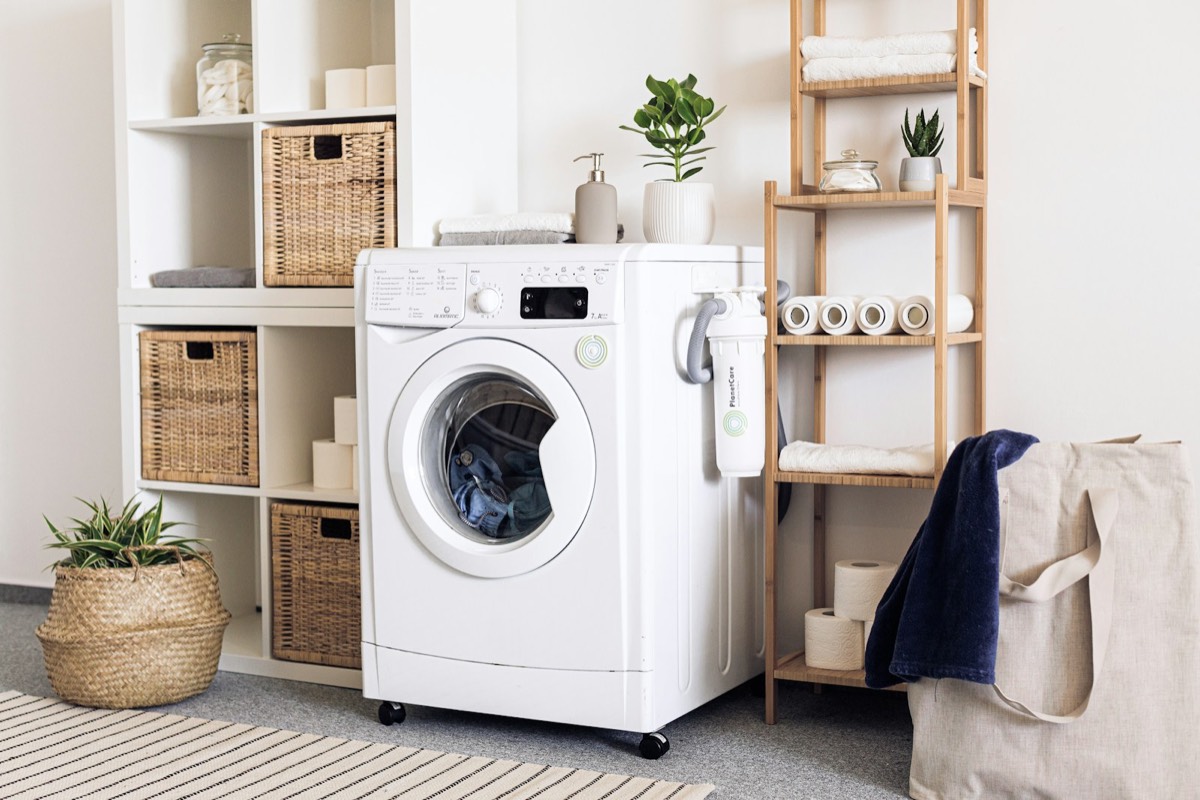 Lave-linge dans une buanderie claire