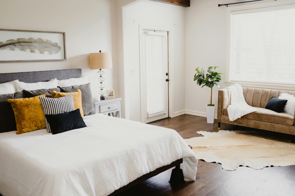Draps blancs sur un lit