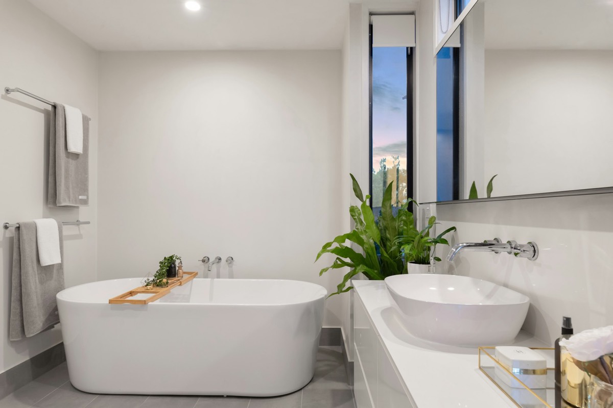 Salle de bains claire avec baignoire et lavabo